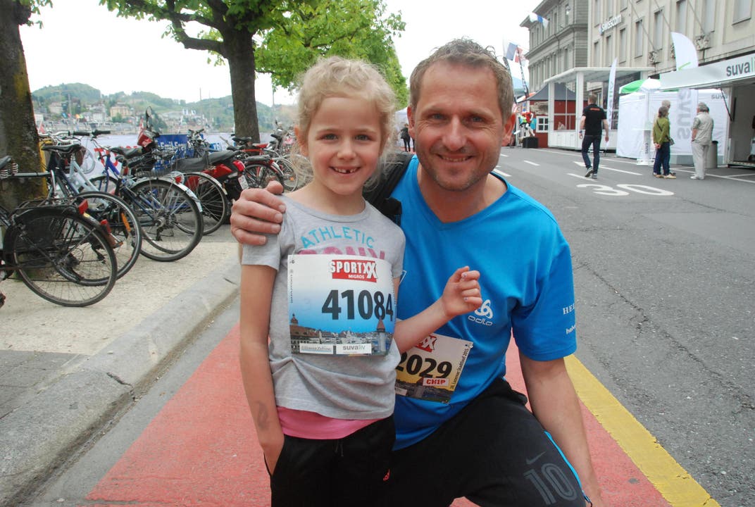 Noemi Schumacher aus Altishofen mit ihrem Vater. (Bild: Swiss-Image)