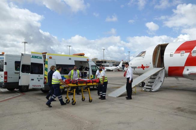 Patienten werden in Gran Canaria in den Ambulanzjet eingeladen (Bild: Rega)