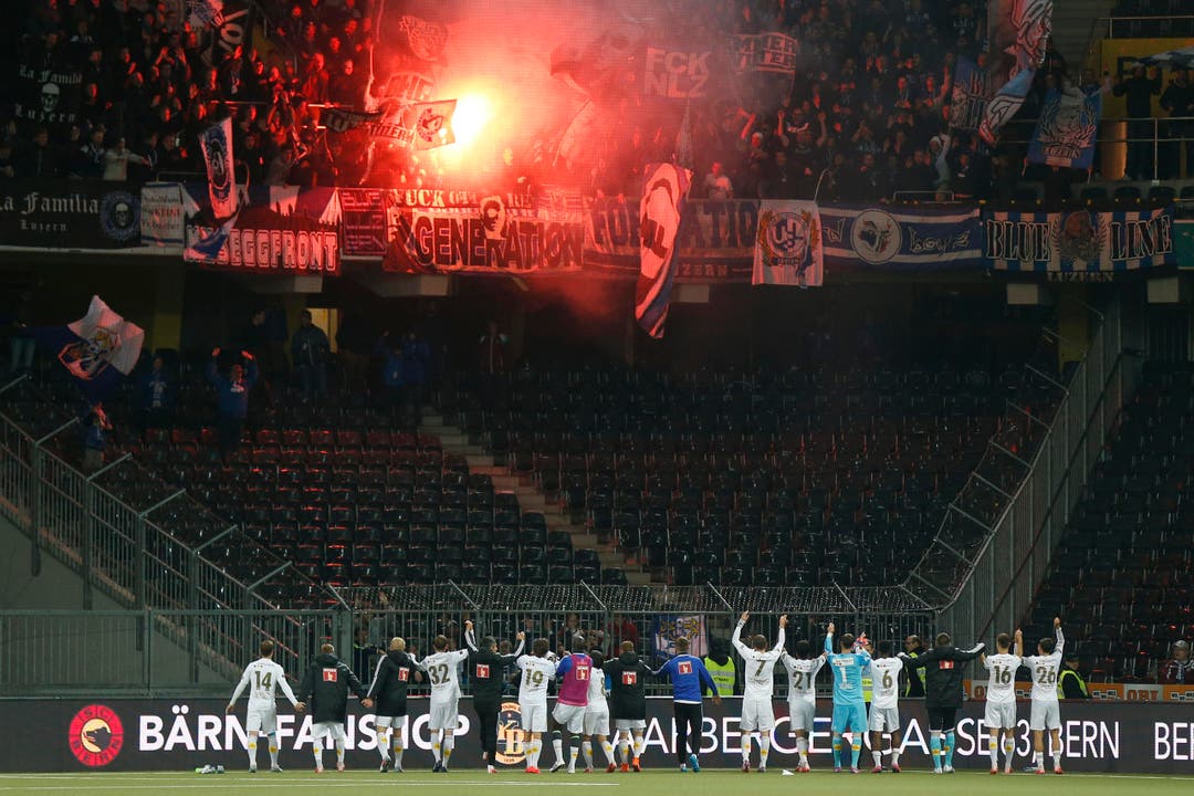 Luzerns Spieler feiern mit ihren Fans den Sieg in Bern. (Bild: Keystone / Peter Klaunzer)