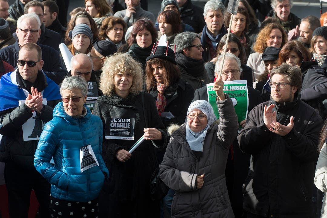 Menschen gedenken der Attentat-Opfer in Lausanne. (Bild: SANDRO CAMPARDO)