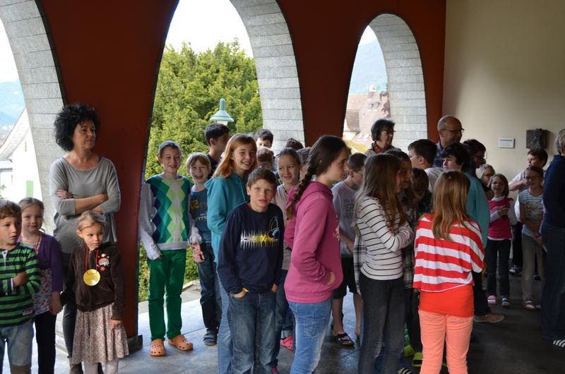 Die evakuierten Schüler und Lehrer auf dem Sammelplatz beim Bundesbriefmuseum. (Bild: Harry Ziegler / Neue SZ)