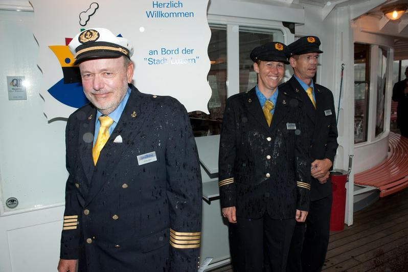 Kapitän Kuno Stein (links) mit einem Teil seiner Crew. (Bild: Dominik Wunderli/Neue LZ)