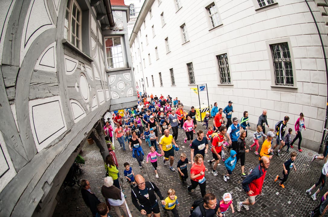Läufer beim Regierungsgebäude (Bild: Roger Grütter / Neue LZ)