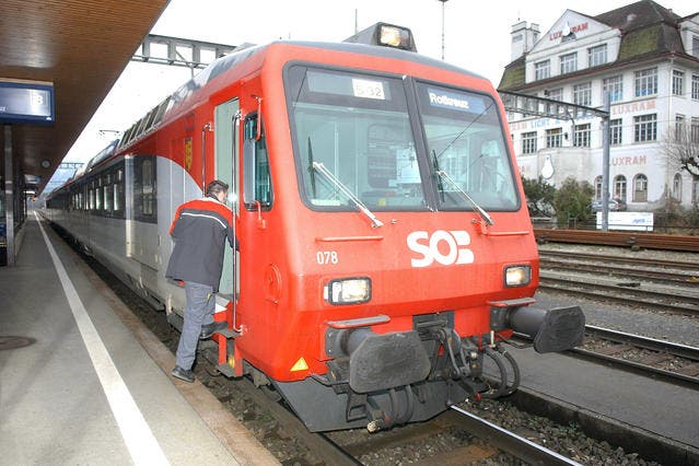 Ein Lokführer der Südostbahn betritt einen S-Bahnzug in Arth-Goldau. (Bild: Bert Schnüriger/Neue SZ)