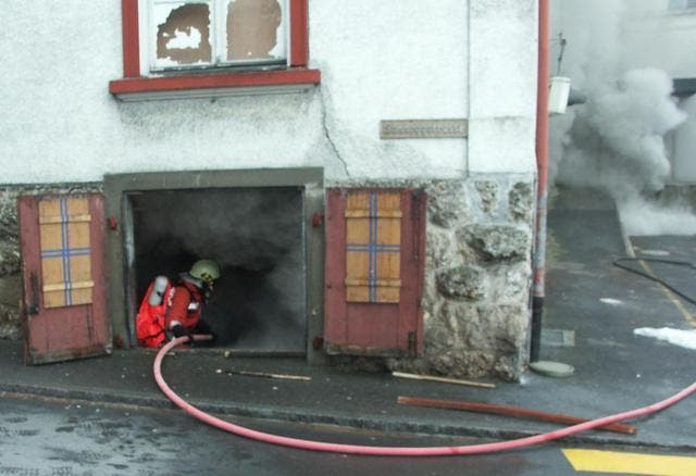 Die Feuerwehr am Löschen. (Bild Kapo Schwyz)