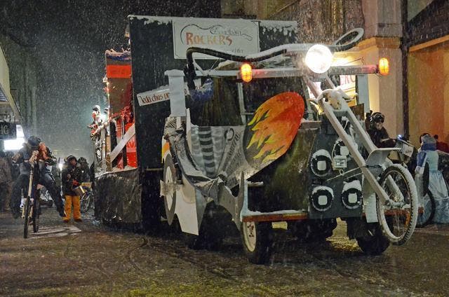Die Rocker ziehen bei Schnee in Engelberg ein. (Bild: Beat Christen)
