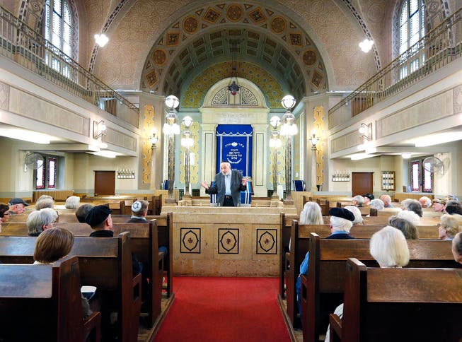 Der Rabbiner Hugo Benjamin bei einer Führung im Jahr 2012 durch die 100 Jahre zuvor eingeweihte Synagoge in Luzern. (Bild Stefan Kaiser)