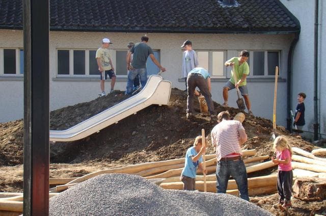 Eltern und Kinder bauten gemeinsam den neuen Spielplatz neben der Schule Emmen Dorf. (Bild: pd)