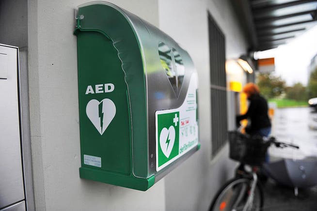 Defibrillatoren an öffentlich zugänglichen Orten können bei einem Herzstillstand Leben retten. (Archivbild Corinne Glanzmann)