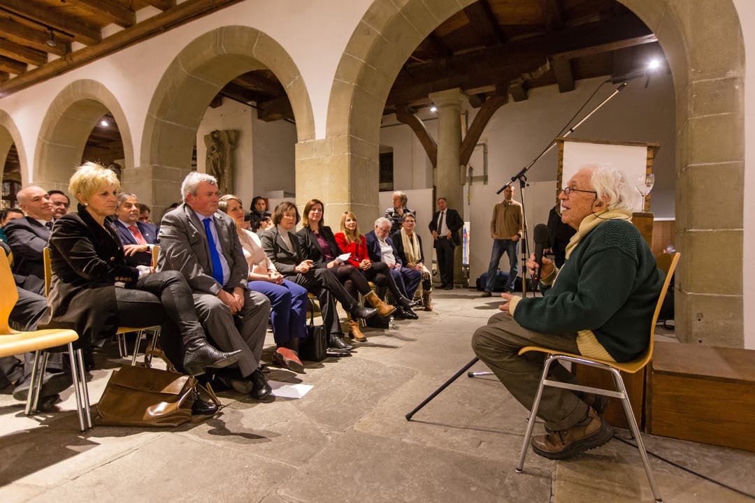 Besucher und Gäste verfolgen die Reden in der Kornschütte in Luzern. (Bild: Philipp Schmidli)