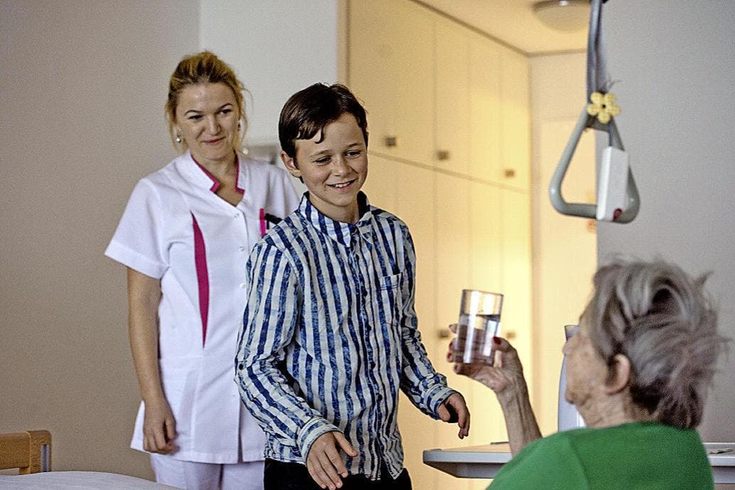 David Lustenberger begleitet Zyrafete Ahmeti (links) durch ihren Tag als Fachfrau Gesundheit im Kurhotel Sonnmatt in Luzern. (Bild Nadia Schärli / Neue LZ)