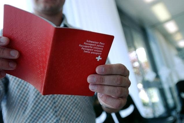 Der Schweizer Pass: Wer ihn haben will, muss in Root künftig mehr bezahlen. (Symbolbild) (Bild: Neue LZ / Archiv)