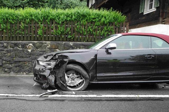 Eines der beschädigten Autos nach der Streifkollision in Arth. (Bild: Kantonspolizei Schwyz)