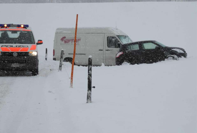 Schneefälle führten heute Morgen in der Region zu Unfällen und Verkehrsbehinderungen. (Archivbild Kantonspolizei Schwyz)