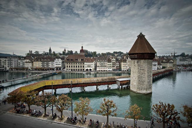 Platz 1: Kapellbrücke (mit Wasserturm) in Luzern (193 Nennungen). (Bild: Pius Amrein / Neue LZ)