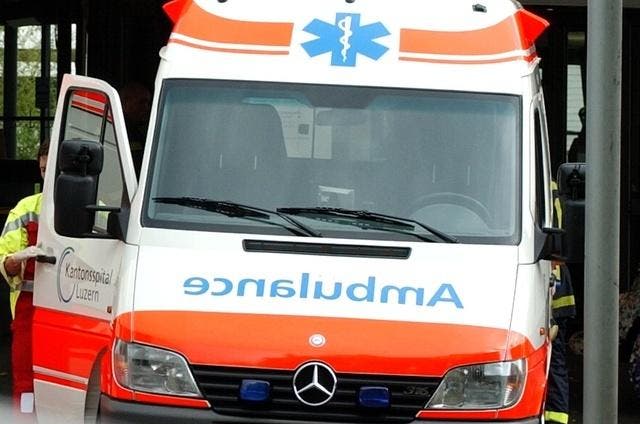 Die Verletzte wurde mit der Ambulanz ins Spital transportiert. (Symbolbild Neue LZ)