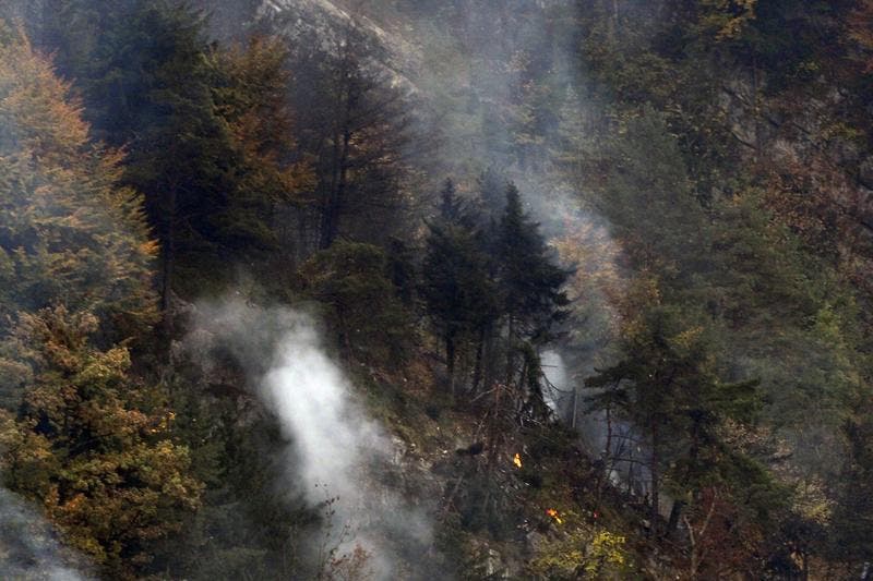 Aus dem Wald üder dem «Tälli» steigt Rauch auf. (Bild: Keystone/EPA/Urs Flueeler)