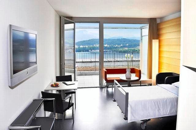 So sehen Privat-Spitalzimmer in Luzern aus: In der Klinik Hirslanden St. Anna gibt es Aussicht auf das Luzerner Seebecken. (Bild: PD)