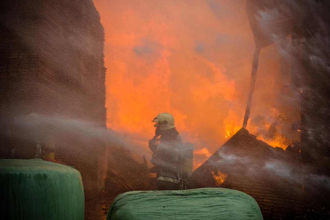 Für die Feuerwehrleute war der Grossbrand eine gefährliche Angelegenheit. (Bild: Dominik Wunderli / Neue LZ)