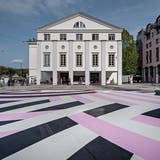 STADT LUZERN: Theaterplatz mit riesigem Strassenbild bemalt