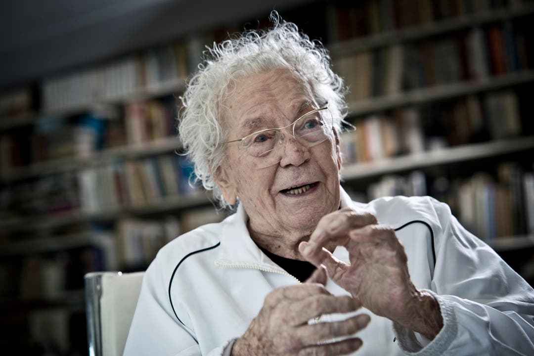 2015: Der Künstler Hans Erni anlässlich des Interviews hinsichtlich seines 106.Geburtstags in seinem Atelier bei sich zu Hause. (Bild: Pius Amrein / Neue LZ)