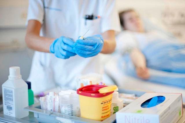 Pflegerinnen und Ärzte in Zentralschweizer Spitälern setzen Spritzen bei sich nicht gerne ein. (Symbolbild Boris Bürgisser / Neue LZ)