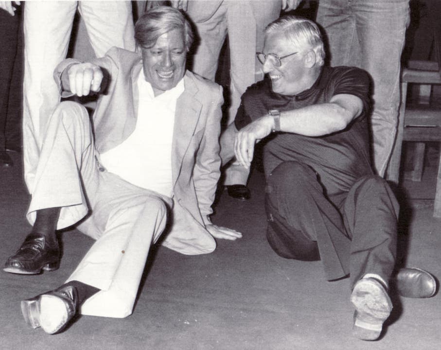 Der deutsche Kanzler Helmut Schmidt und Fussballtrainer Jupp Derwall haben das Lachen nicht verlernt, selbst als am 12. Juli 1982 die deutsche Nationalmannschaft den WM-Final gegen Italien in Madrid verloren hat. (Bild: Keystone)