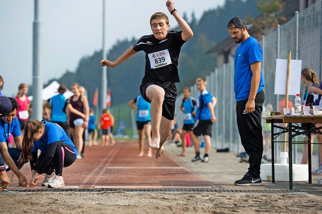 Junge Sportler zeigen Einsatz: ein Teilnehmer des kantonalen Sporttags beim Weitsprung. (Bild: Dominik Wunderli)