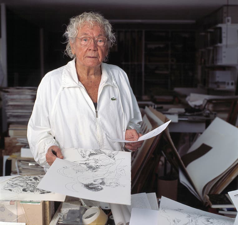 2004: Hans Erni in seinem Atelier in Luzern. (Bild: Keystone)