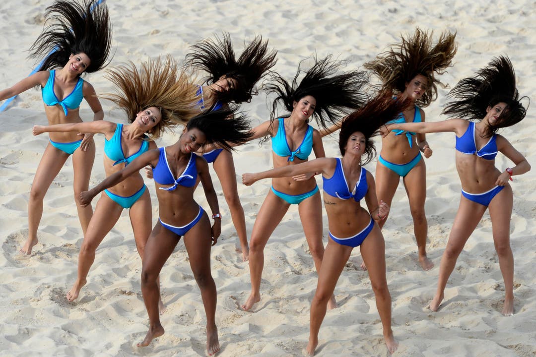 Tänzerinnen im Beachvolley-Sand in Luzern. (Bild: Keystone)