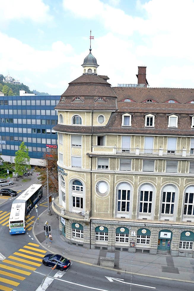 Beim dem Umbau des Hotels Anker am Pilatusplatz entstehen auch im Dachstock neue Zimmer. (Bild Luca Wolf)