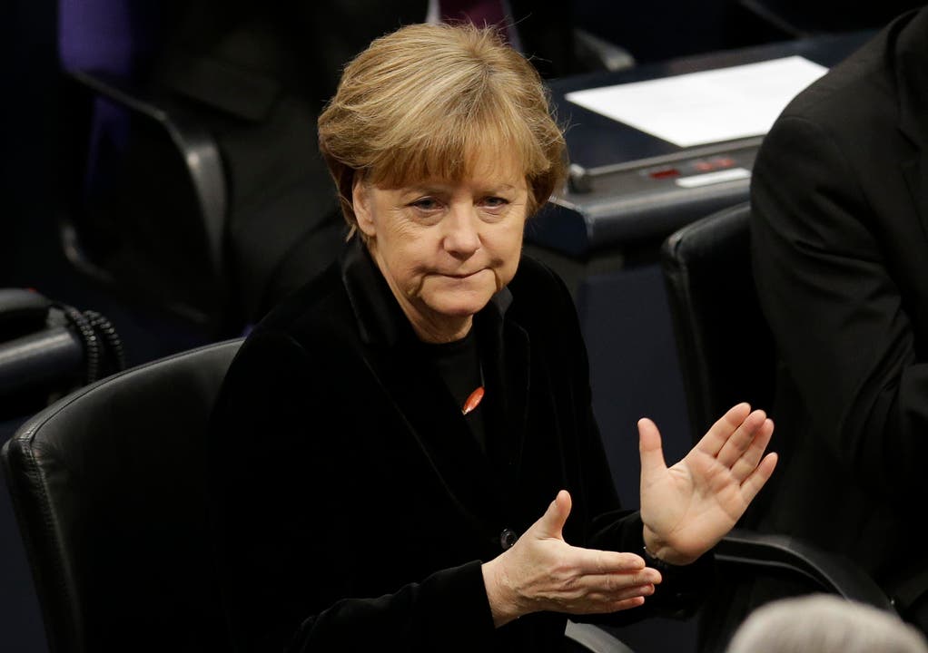 Angela Merkel applaudiert während einer Rede eines Holocaust-Überlebenden im deutschen Bundestag. (Bild: Keystone)