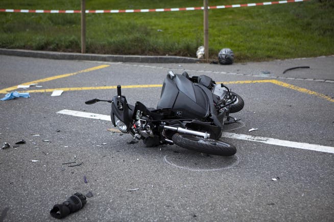 Der Rollerfahrer wurde beim Unfall in Seewen schwer verletzt. (Bild Geri Holdener)