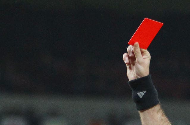 Ein Schiedsrichter verteilt die rote Karte. (Symbolbild) (Bild: Philipp Schmidli)