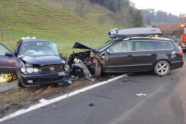 Beide Unfallautos erlitten Totalschaden. (Bild: Luzerner Polizei)