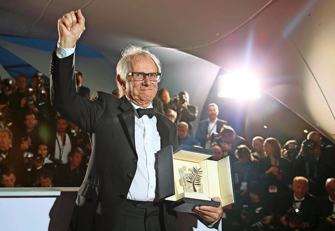 Der britische Starregisseur Ken Loach (79) und seine Freude über die Goldene Palme, die er gestern Abend gewonnen hat. (Bild: Keystone)