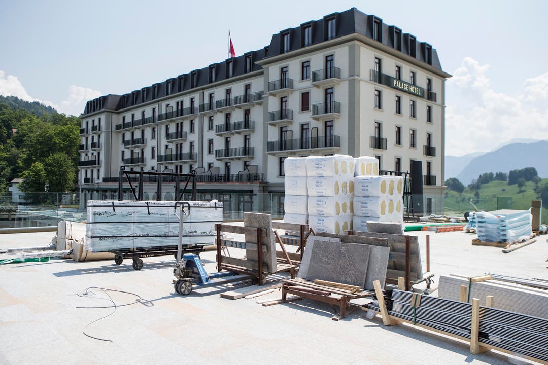 Die Arbeiten vor dem Hotel Palace sind in vollem Gang (21.6.2017) (Bild: Alexandra Wey / Keystone)