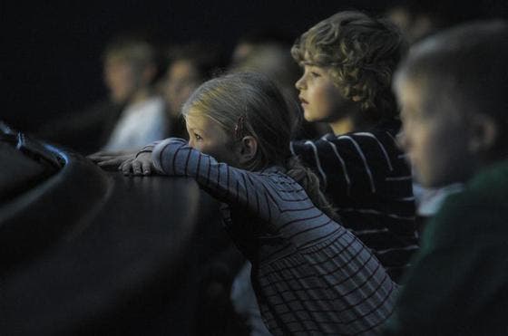 Kinder verfolgen am Mittwochnachmittag die Vorführung im Luzerner Theater. (Bild: Pius Amrein / Neue LZ)