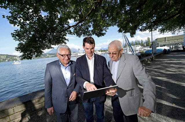 Von links: Heinz Wild, Fabian Reinhard, Jost Schumacher beim Inseli, wo die Salle Modulable geplant ist. Sie blicken auf einen Laptop mit ihrer Crowdfunding-Website. (Bild Pius Amrein)
