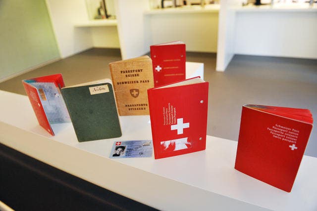 Künftig dürfen auch in der Schweiz wohnhafte Ausländer mit C-Ausweis Anträge ins Parlament bringen. (Symbolbild) (Bild: Archiv / Corinne Glanzmann / Neue LZ)