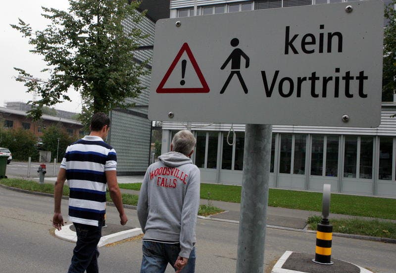 In Steinhausen warnt ein Schild uneinsichtige Fussgänger.