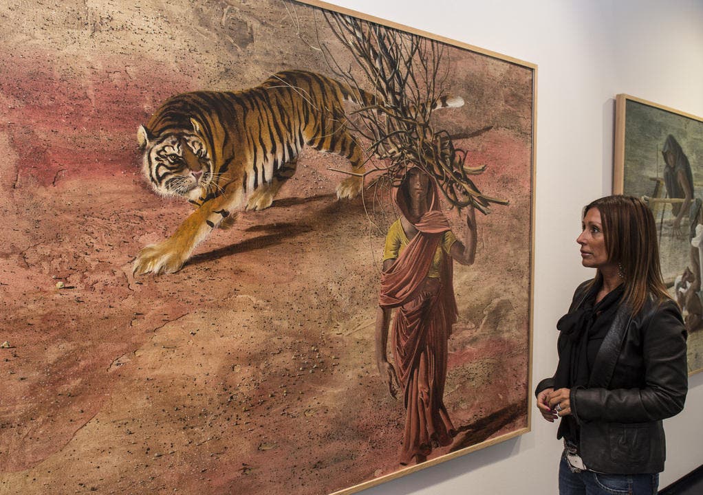 2014: Eine Zuschauerin betrachtet das Werk "Tiger mit Holzsammlerin,1973", in der Hans-Erni-Ausstellung in der Casa Rusca in Locarno. (Bild: Keystone)