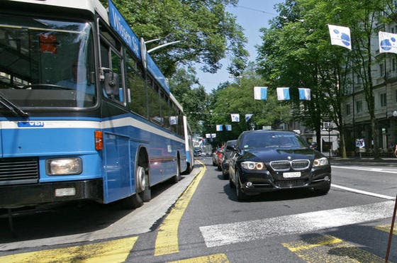 ÖV und Individualverkehr auf der Luzerner Pilatusstrasse. (Bild Philipp Schmidli/Neue LZ)