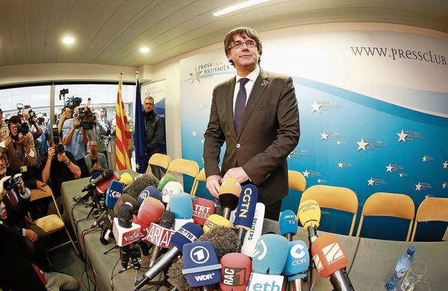 Ex-Katalanenchef Carles Puigdemont bei einer Pressekonferenz in Brüssel. (Bild: Olivier Hoslet/EPA (31. Oktober 2017))