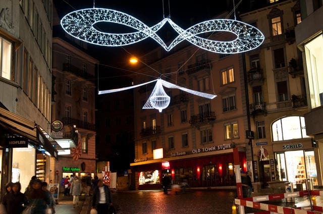 Seit Donnerstagabend erhellt die Weihnachtsbeleuchtung in Luzern die Strassen. (Bild: Boris Bürgisser / Neue LZ)
