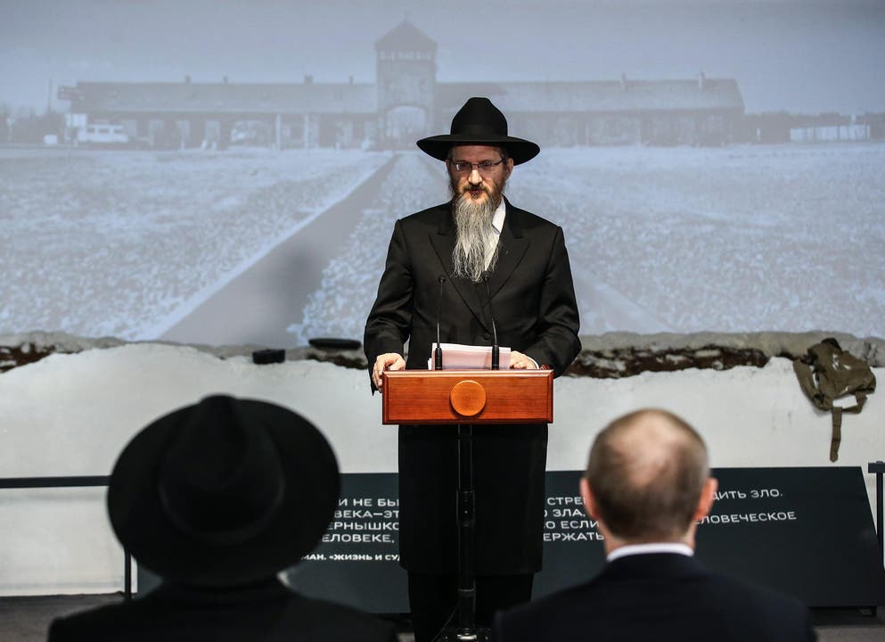 Russlands oberster Rabbi Berel Lazar spricht vor Vladimir Putin (unten rechts) bei den Gedenkfeiern in Moskau. (Bild: Keystone)