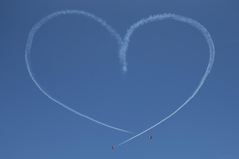 Zwei Piloten der PC-7 Staffel zeichnen ein Herz an den Himmel. (Bild: Philipp Schmidli)