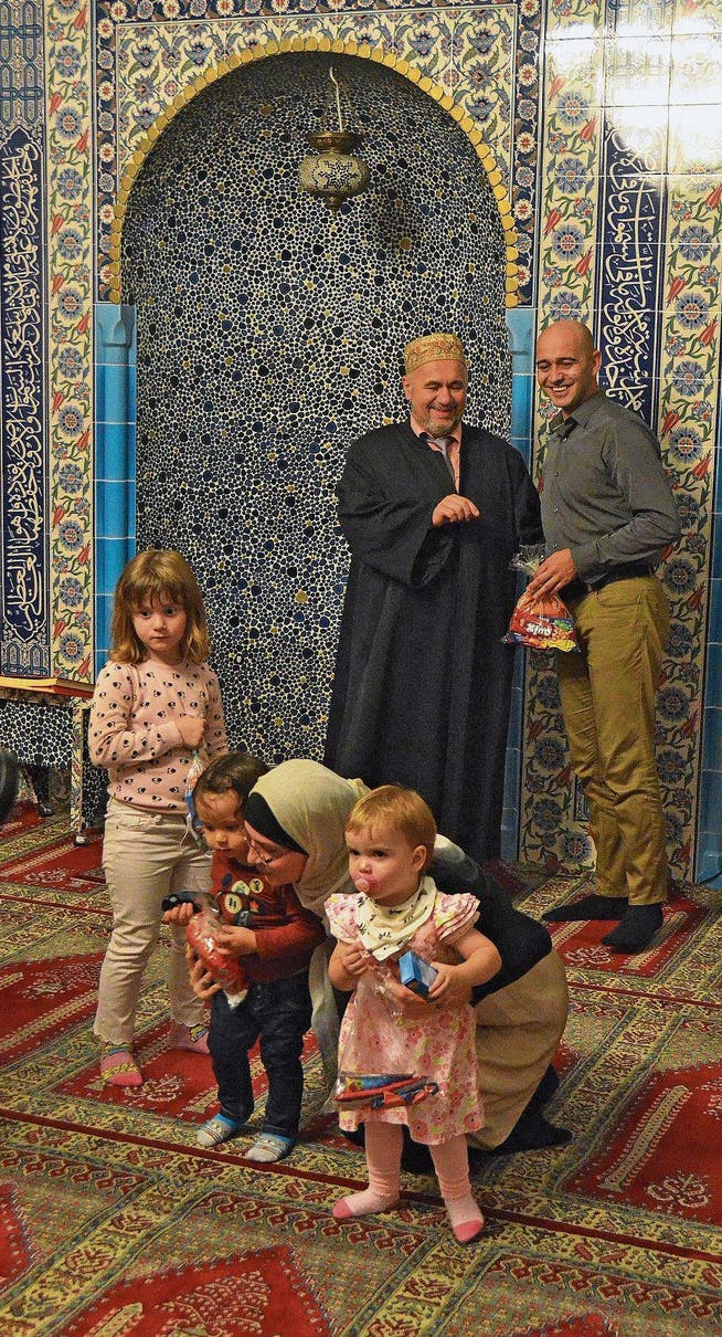 Am Opferfest in der bosnischen Moschee in Emmenbrücke werden die Kinder mit Süssigkeiten beschenkt. (Bild: PD)