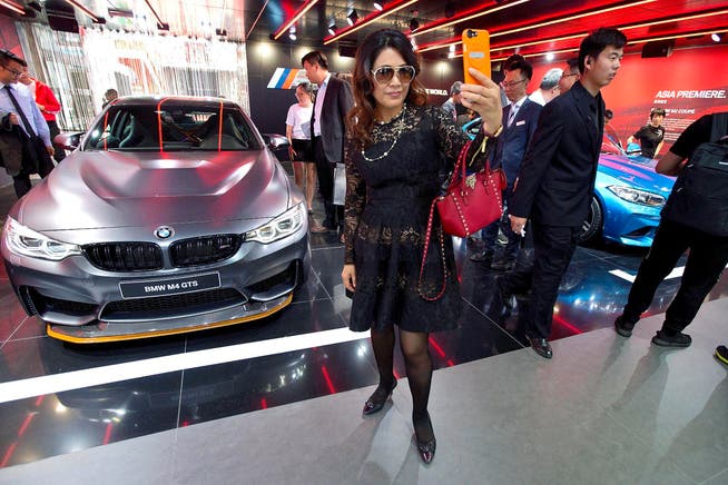 Gestern an der «Auto China» in Peking: Eine Frau schiesst ein Selfie vor einem neuen BMW-Modell. (Bild: AP/Ng Han Guan)