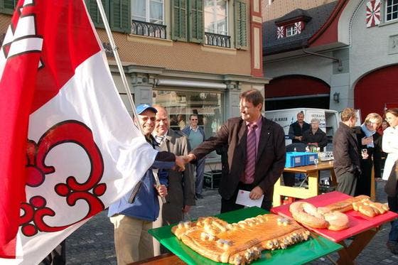 Nationalratswahlen: Daniel Coray gratuliert Christoph von Rotz mit einer grossen Obwaldner Fahne. (Archivbild Markus von Rotz/Neue OZ)